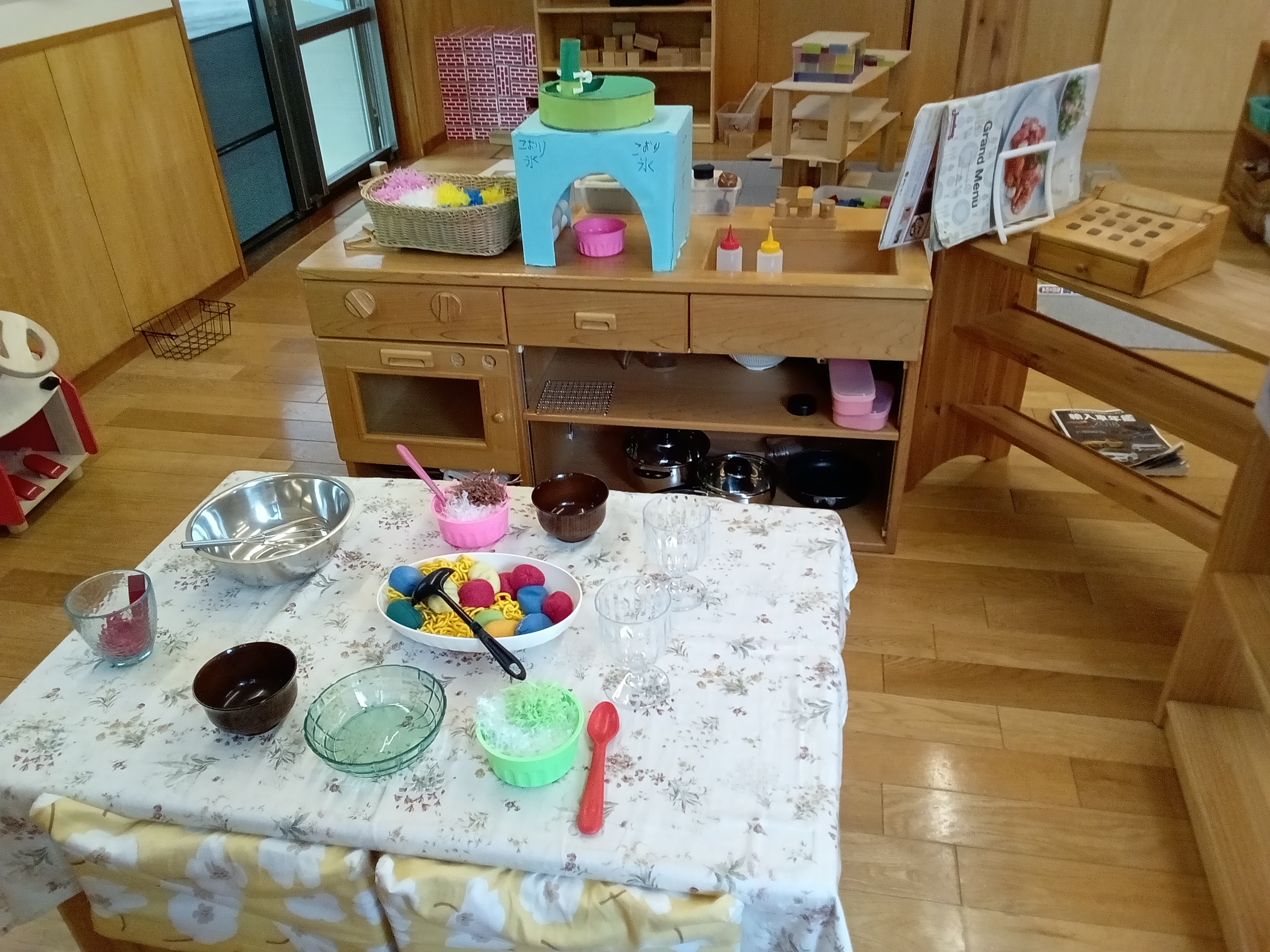 みたか小鳥の森保育園 本園 おままごとコーナーと温もりある空間